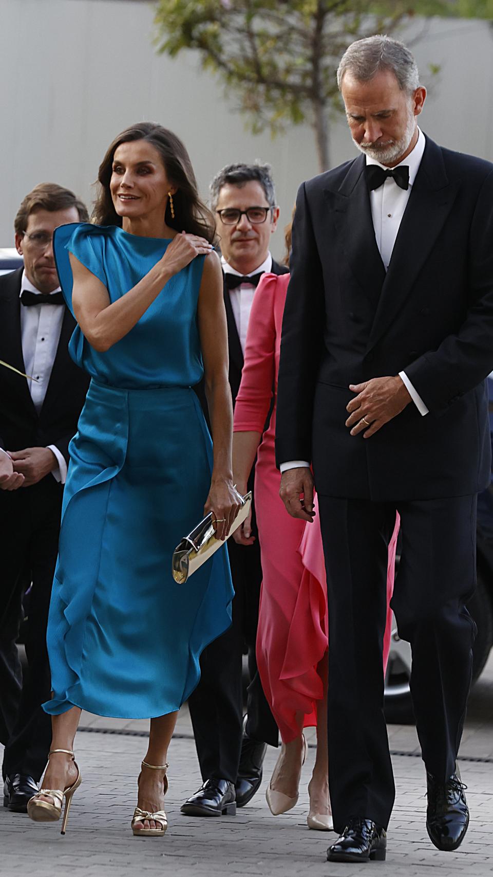 Letizia, de satén y azul eléctrico con una blusa y una falda de la firma Maksu.