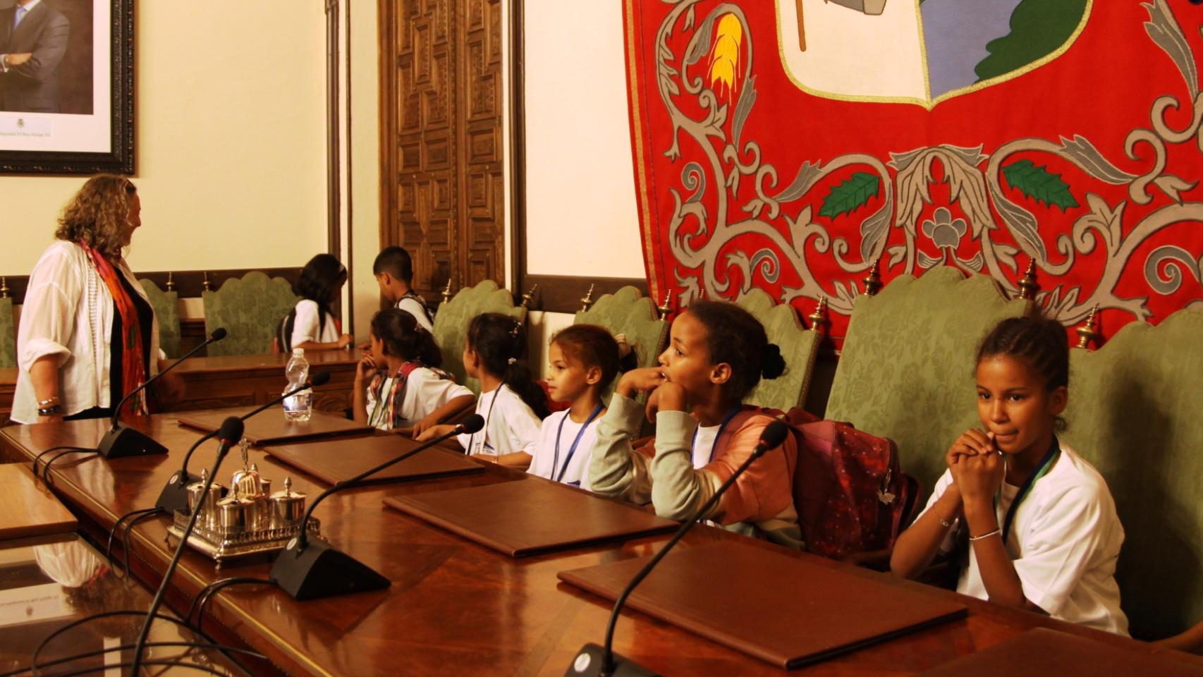 Algunos de los niños saharauis, este lunes en el Ayuntamiento de Zamora.