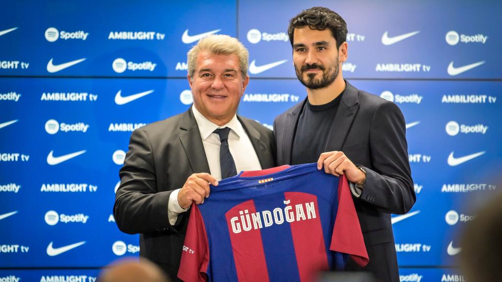 Joan Laporta e Ilkay Gündogan, durante la presentación del futbolista con el FC Barcelona