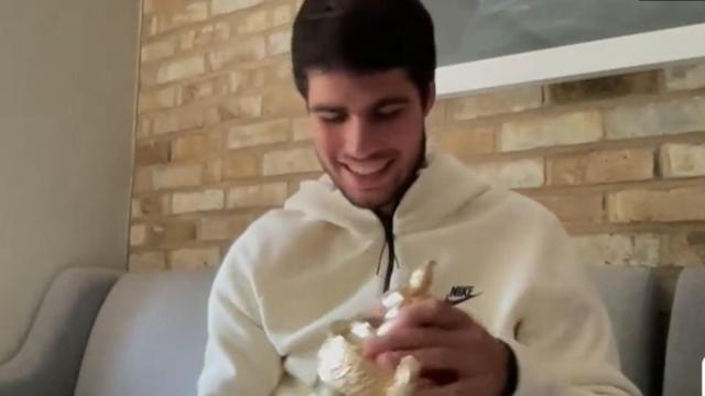 Carlos Alcaraz, con el trofeo de Wimbledon durante su entrevista en la CNN
