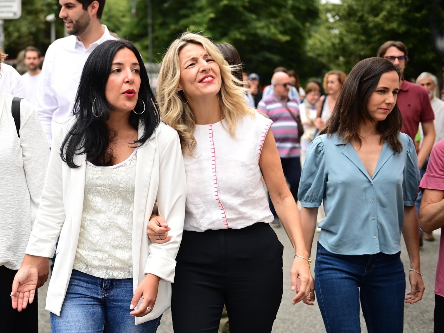 Yolanda Díaz y Ione Belarra, este lunes en Pamplona, dejando espacio entre ambas. A la izquierda, Idoia Villanueva.