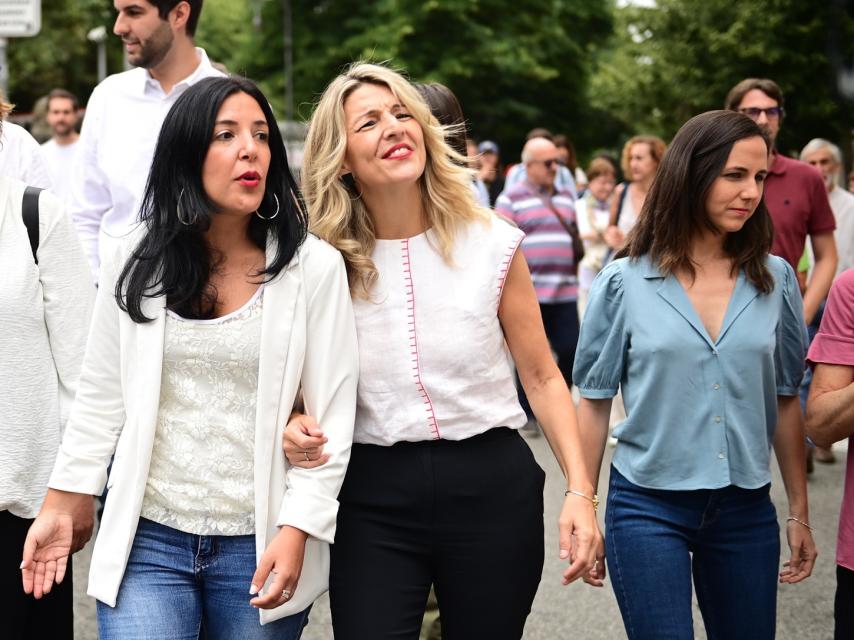 Yolanda Díaz y Ione Belarra, este lunes en Pamplona, dejando espacio entre ambas. A la izquierda, Idoia Villanueva.