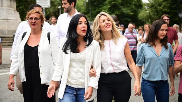 Yolanda Díaz y Ione Belarra, este lunes en Pamplona, dejando espacio entre ambas. A la izquierda, Idoia Villanueva.