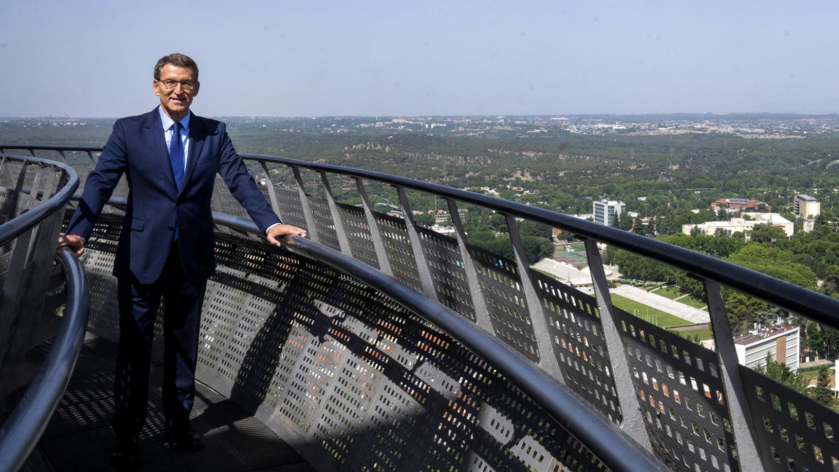 Alberto Núñez Feijóo, este lunes, en lo alto del Faro de Moncloa, en Madrid.