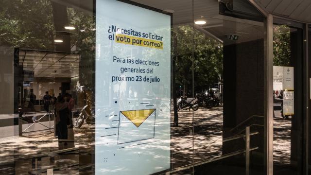 Un cartel que informa sobre el voto por correo, a 13 de julio de 2023, en Madrid, (España).