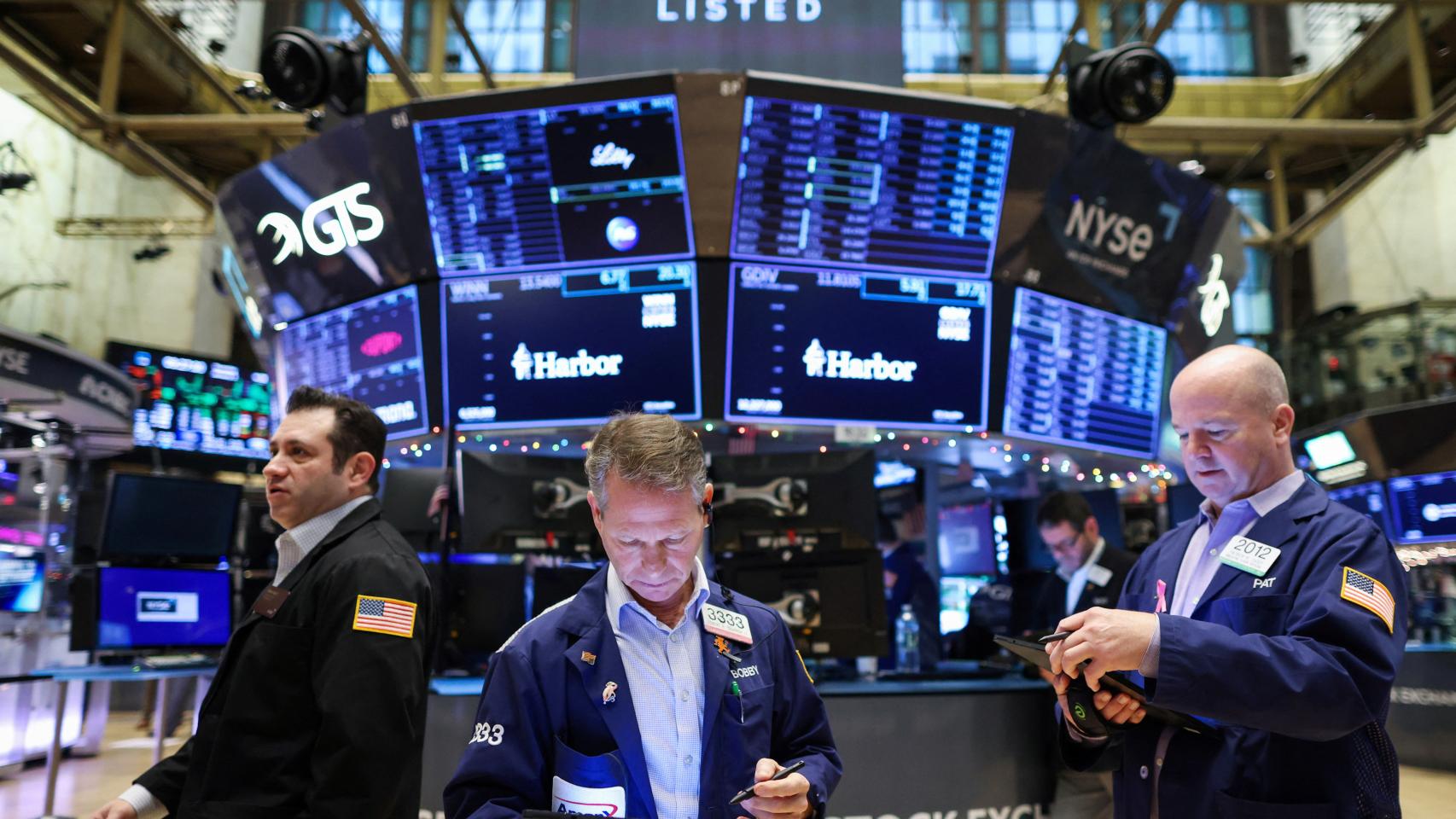Varios brókeres operan en Wall Street.