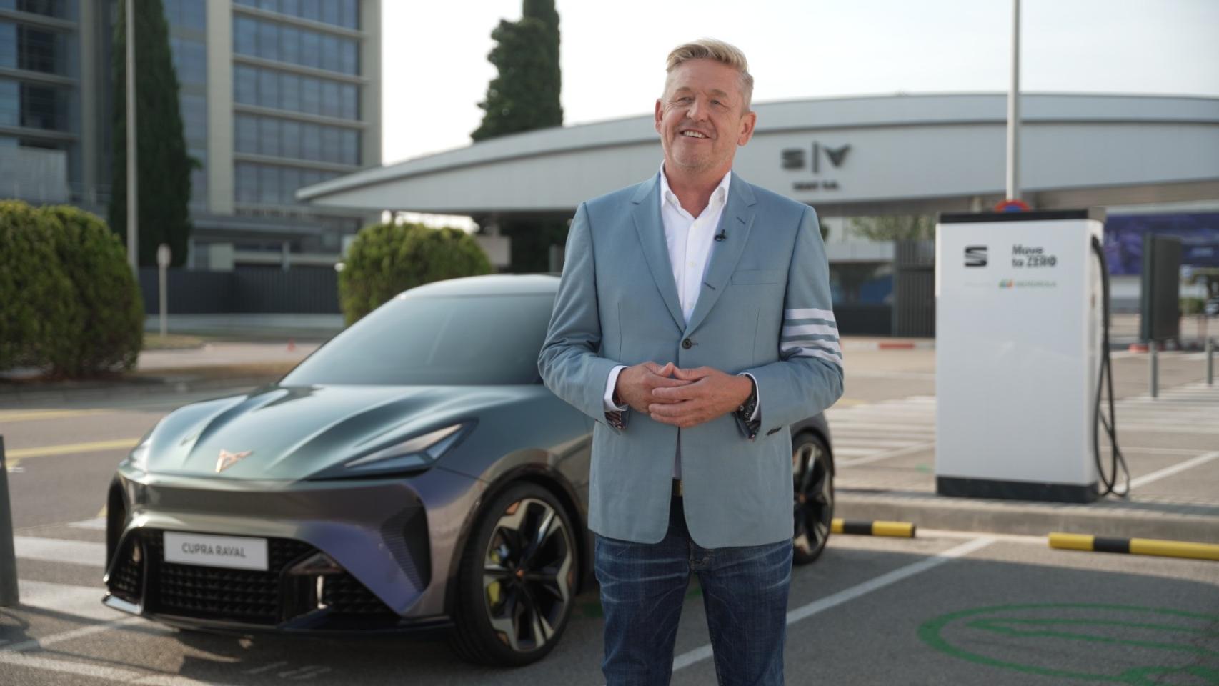 El presidente de Seat, Wayne Griffiths, junto a un anticipo del futuro Cupra Raval.
