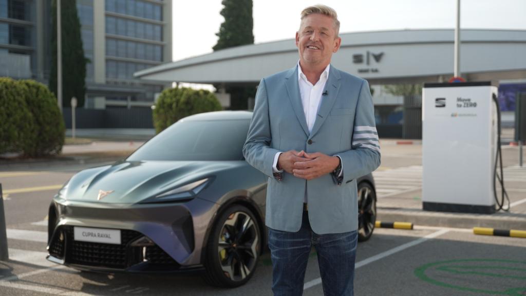 El presidente de Seat, Wayne Griffiths, junto a un anticipo del futuro Cupra Raval.