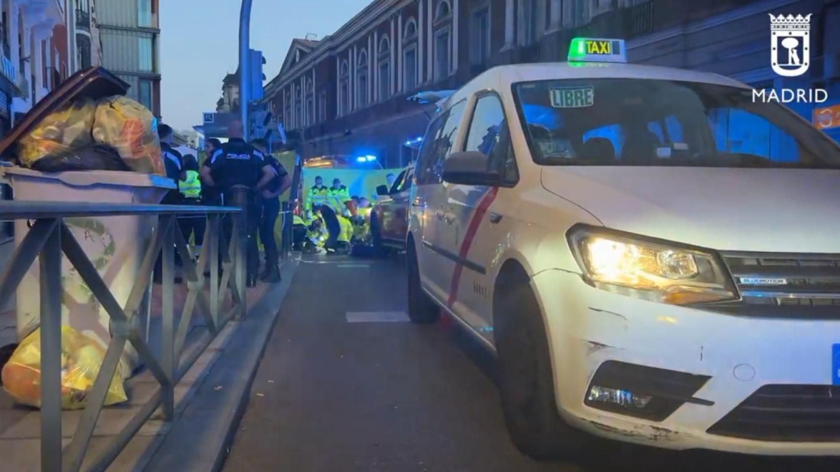 Sanitarios en la calle San Bernardo, lugar donde un taxi atropelló el domingo a un peatón.