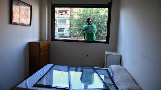Un hombre de la plataforma antidesahucios antes de ser desalojado el edificio Dignidad de Móstoles.