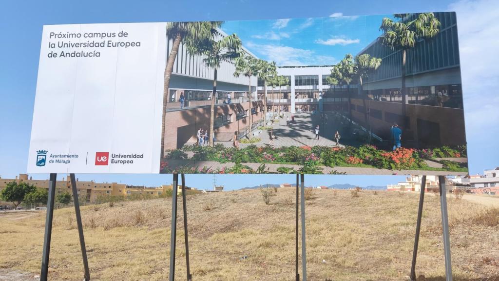 Gran valla con la imagen del diseño previsto para el campus de la Universidad Europea de Madrid en Málaga.