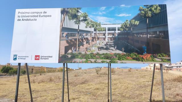 Gran valla con la imagen del diseño previsto para el campus de la Universidad Europea de Madrid en Málaga.