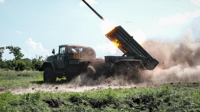 Una pieza de artillería móvil BM-21 Grad efetua un ataque contra las posiciones rusas en el frente de combate de Bakhmut