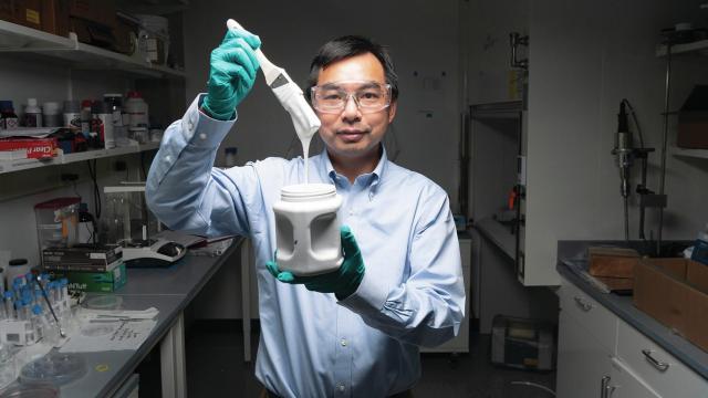 El investigador Xiulin Ruan y su pintura ultrablanca