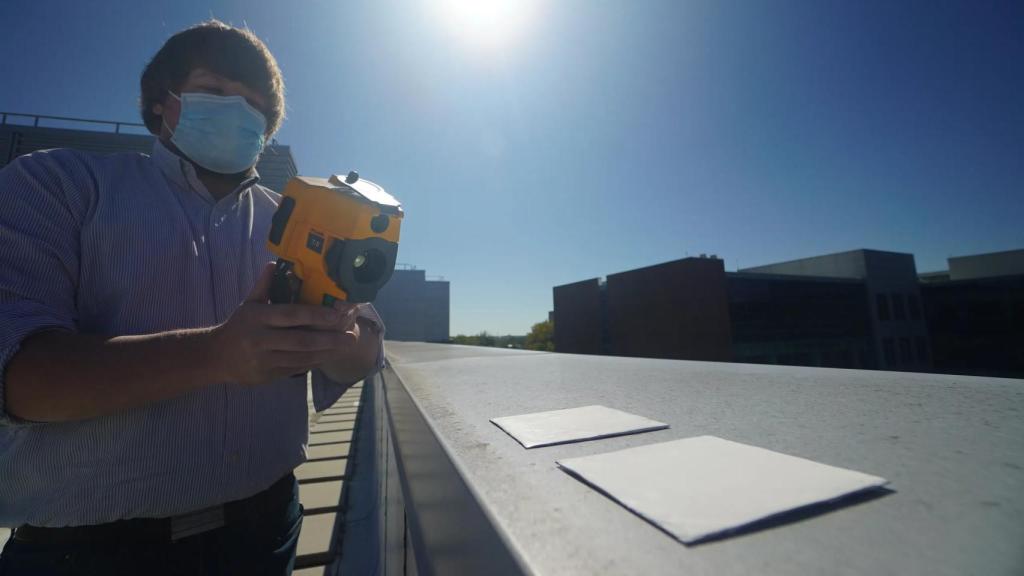 Uno de los investigadores comprobando el nivel de radiación solar reflejado por la pintura