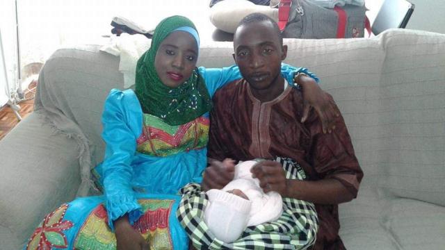 La senegalesa Astou, junto a su marido, Khadj, con uno de sus hijos, en su domicilio familiar.