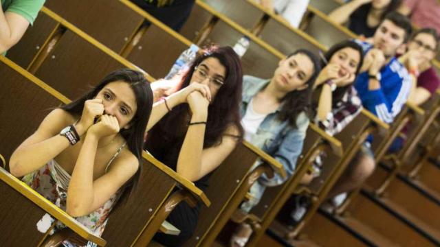 Estudiantes a punto de realizar un examen de selectividad en la Universidad de Barcelona, pendientes de las notas de corte.