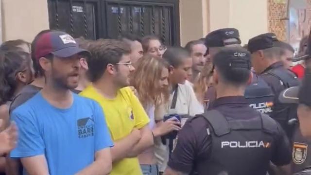 La Policía interviniendo en un desahucio.