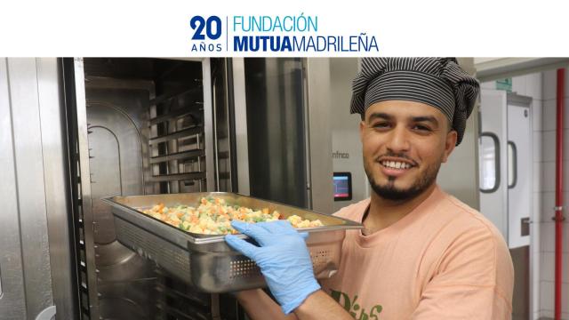 Abdellhaq Machichi en las cocinas de la Escuela Restaurante D'ins, en Sant Adrià de Besòs (Barcelona).