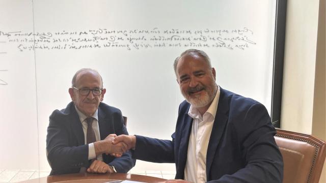 A la izquierda, José Manuel Jiménez, consejero delegado de Somacyl; y Miguel Mayrata, director de Diversificación de Negocio de Redexis en la firma del acuerdo de hoy.