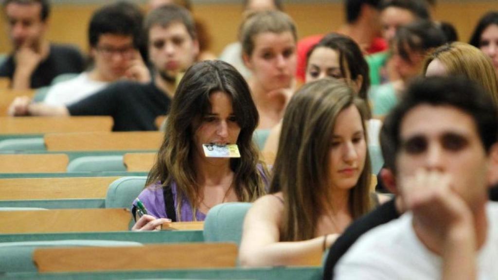 Varios alumnos en una facultad.