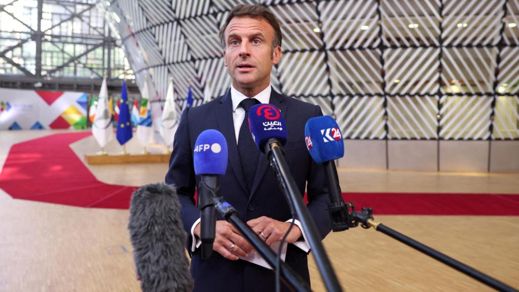 Macron habla con los medios durante la cumbre UE-CELAC, este martes en Bruselas.