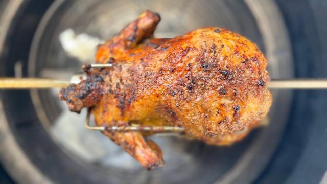 Pollo asado al carbón en el kamado