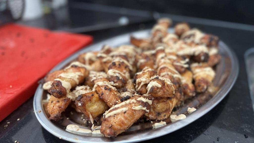Alitas de pollo asadas en barbacoa.