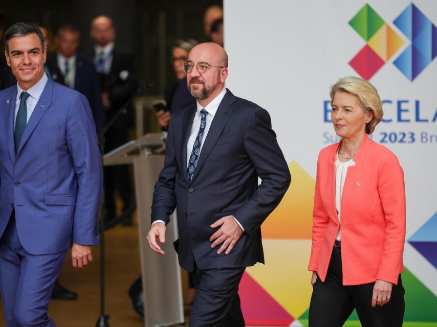 Pedro Sánchez junto a Charles Michel y Ursula von der Leyen.