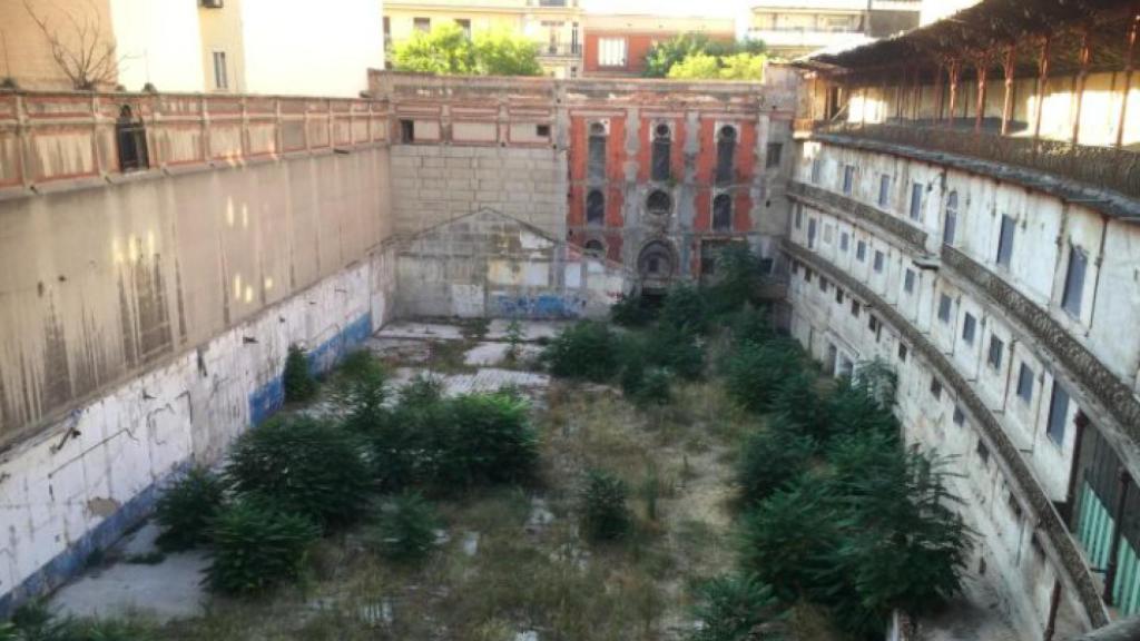 Aspecto del frontón antes de su restauración.