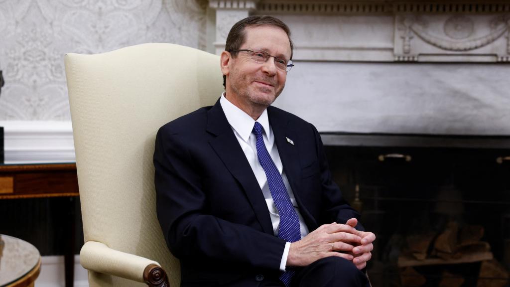 El presidente israelí, Isaac Herzog, escucha durante su reunión con Joe Biden.