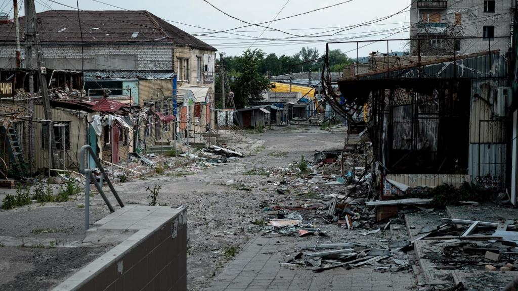 Aspecto de una de las calles de Kupiansk, en el este de Járkov, donde los bombardeos rusos no dan tregua