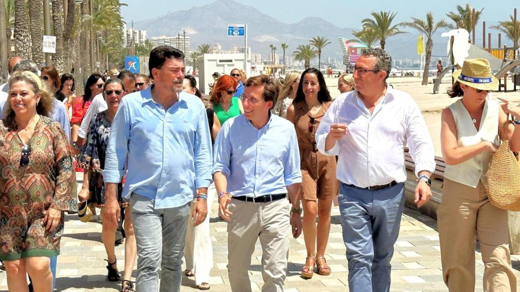 Macarena Montesinos, Luis Barcala, Jose Luis Martínez-Almeida y Toni Pérez, en Playa de San Juan.