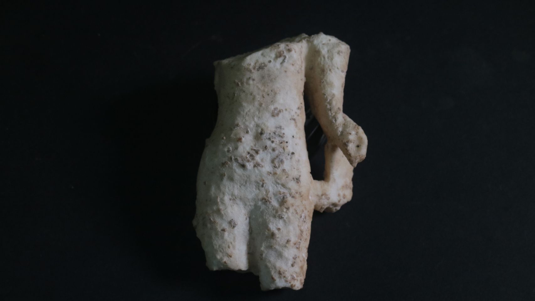 Investigadores de la Universidad de Alicante hallan la escultura de una ninfa acuática en La Alcudia