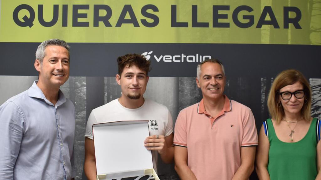 La empresa de transportes Vectalia rinde homenaje al monitor por salvar al pasajero.