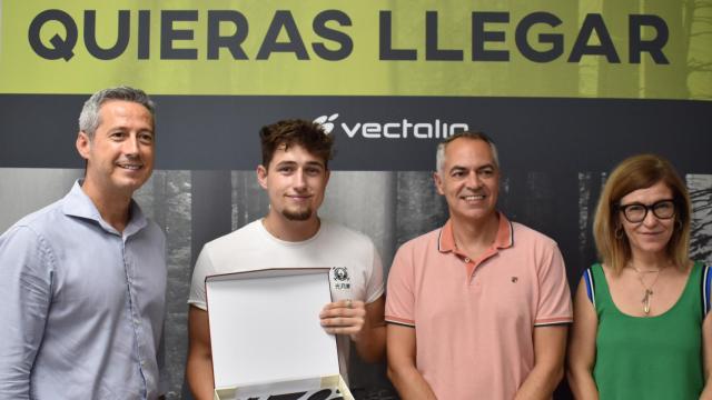 La empresa de transportes Vectalia rinde homenaje al monitor por salvar al pasajero.