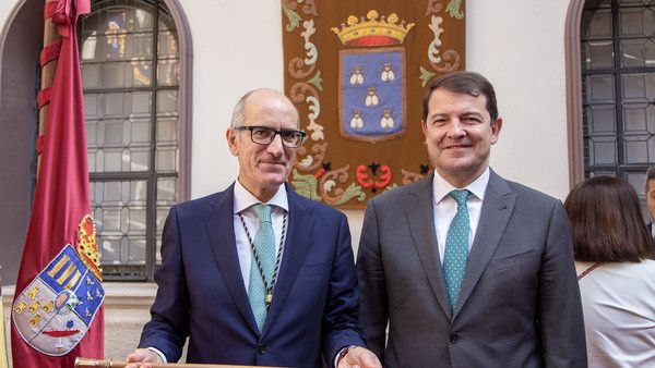 Javier Iglesias, presidente de la Diputación de Salamanca, con el bastón de mando, junto a Alfonso Fernández Mañueco, presidente de la Junta de Castilla y León