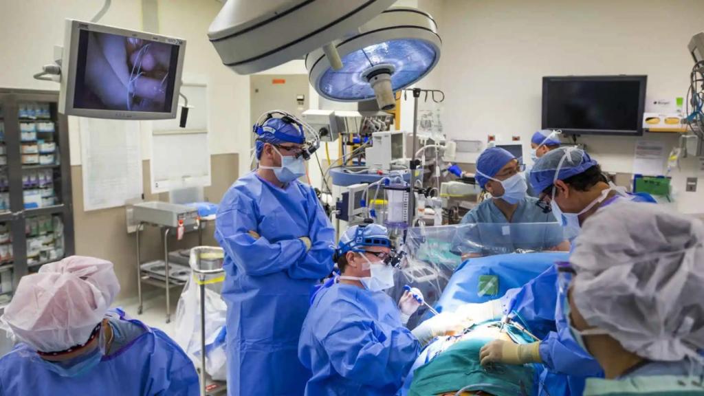 Médicos en un quirófano en una imagen de archivo.