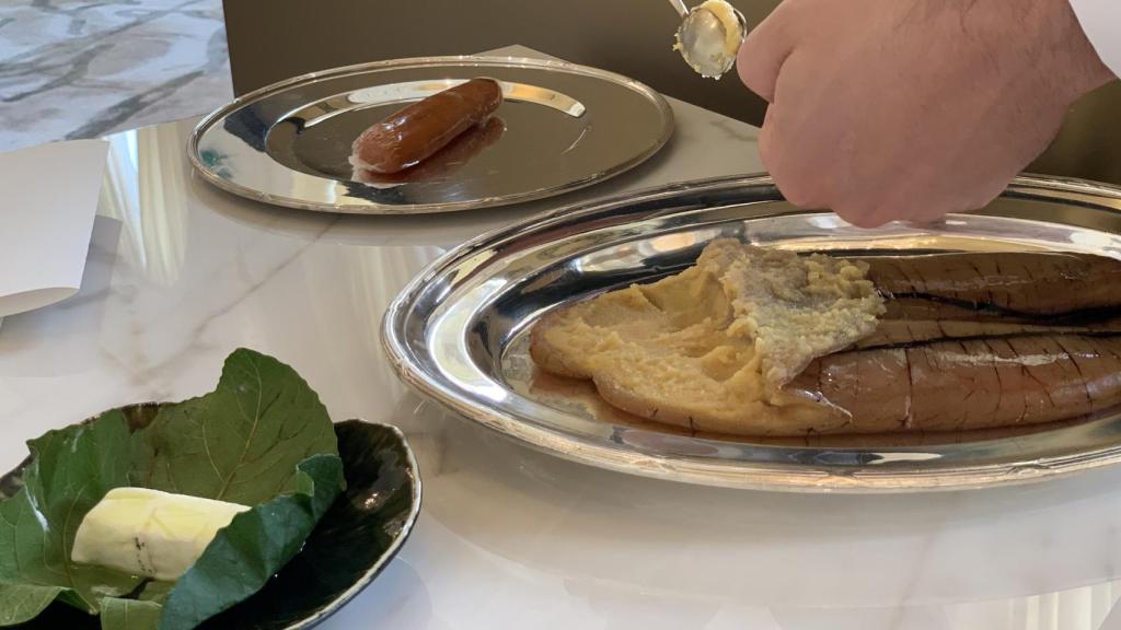 Huevas de maruca y mujol y el queso servilleta con su hoja de higuera.
