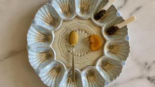 Así es el impecable servicio del caviar en Deessa, el cuartel de Quique Dacosta en Madrid