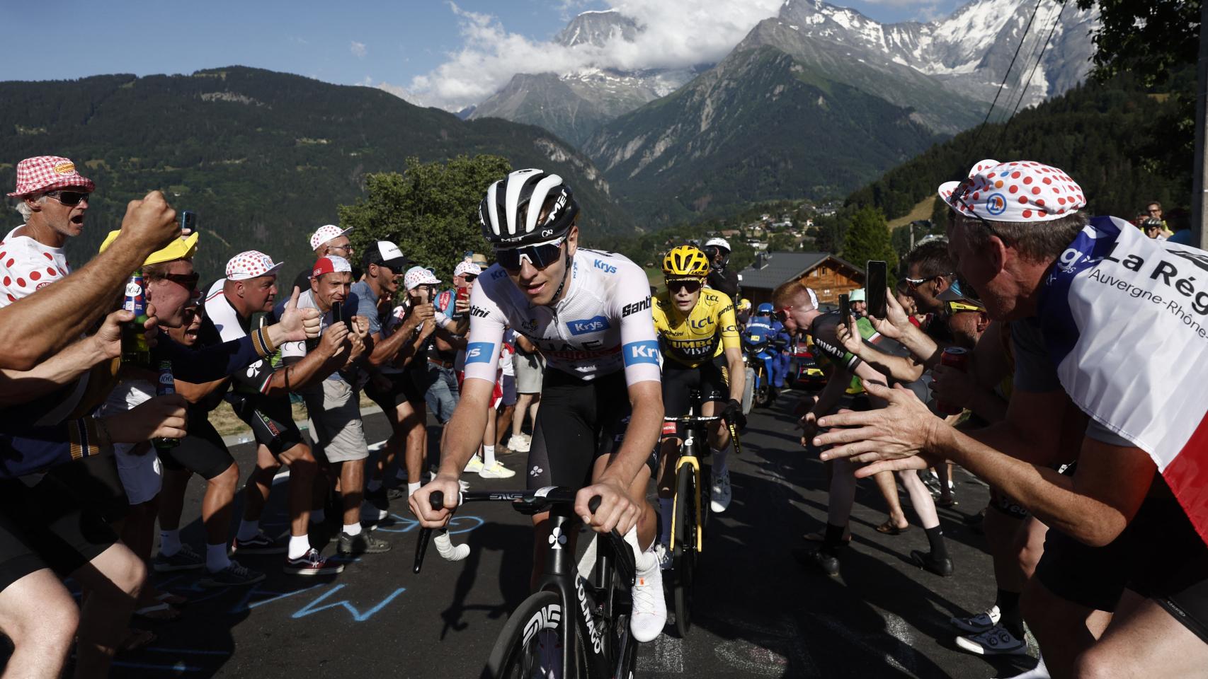Tadej Pogacar, seguido por Jonas Vingegaard en una ascensión en el Tour de Francia 2023.
