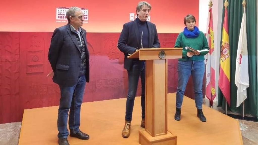 Chema Conesa, Carlos Martínez y Sandra Maunac en la rueda de prensa de presentación, en 2022, del Centro Nacional de Fotografía de Soria. Foto: Europa Press