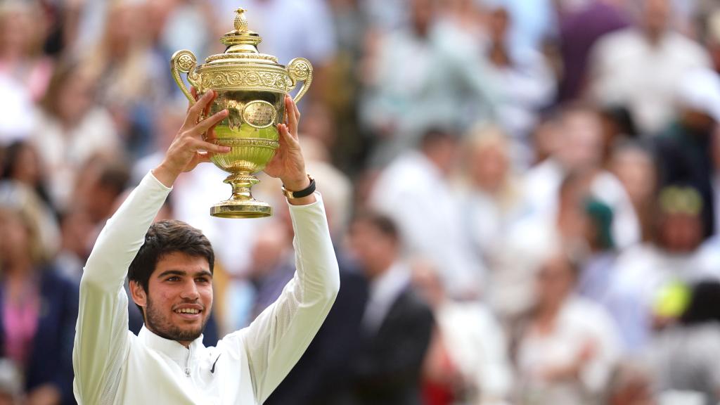 Carlos Alcaraz levanta el trofeo de campeón de Wimbledon