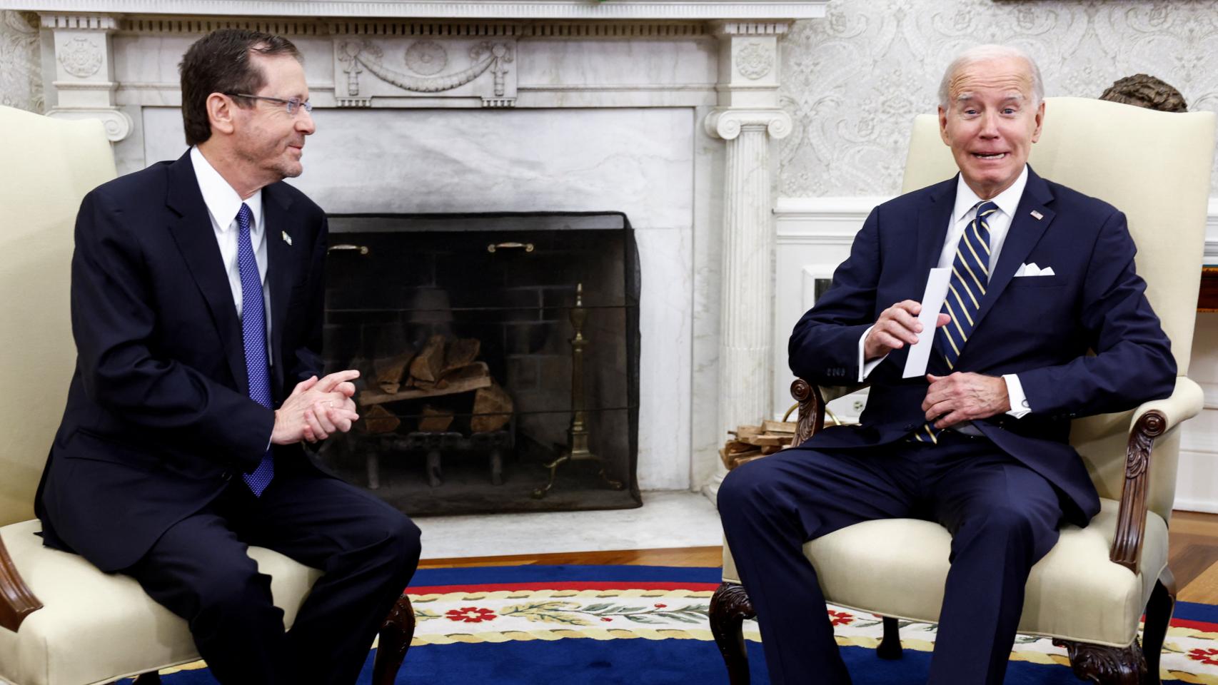 El presidente de EEUU, Joe Biden, habla con su homólogo israelí, Isaac Herzog, este martes en el Despacho Oval.