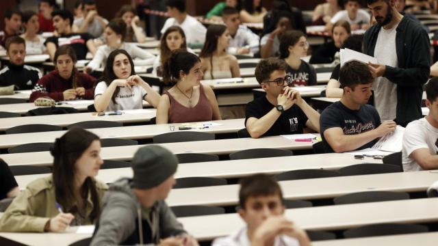 Alumnos realizando la EBAU.