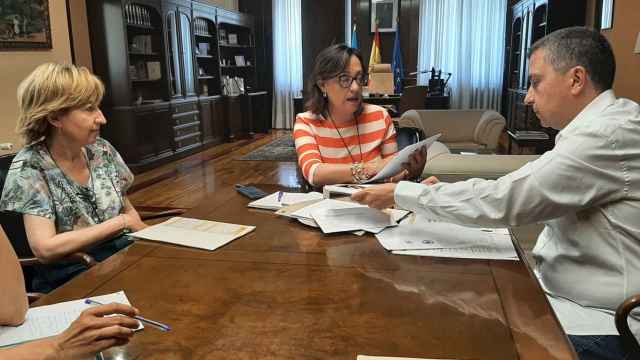 Maica Larriba, en el centro, ultima los preparativos de la jornada electoral junto a su equipo.
