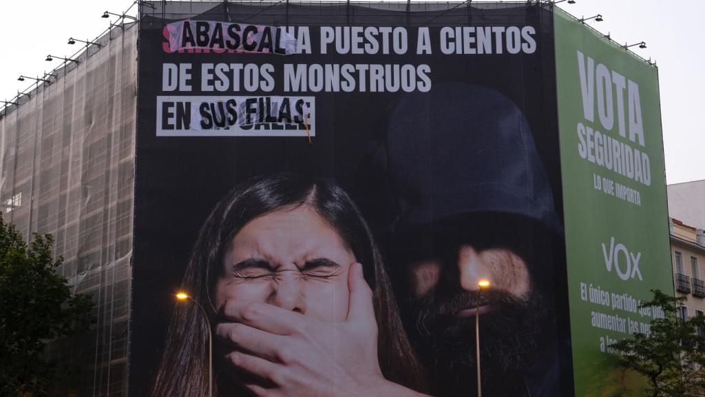 Una pancarta de Vox en el centro de Madrid boicoteada por la organización 'Violetas'