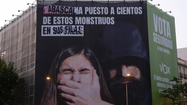 Una pancarta de Vox en el centro de Madrid boicoteada por la organización 'Violetas'