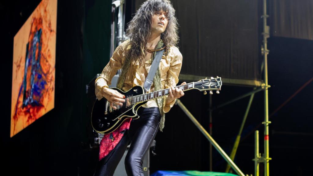 El guitarrista que acompaña a LP en la gira.