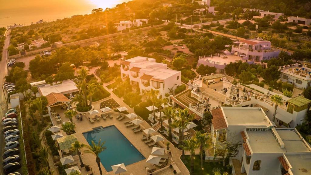 Fotografía tomada de una parte del hotel y la piscina.